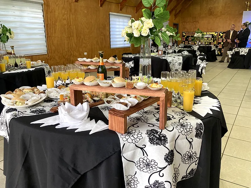Mesa de cóctel con bocados y espumante