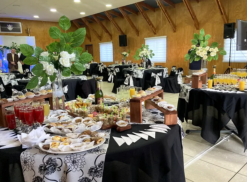 Cóctel montado en el salón
