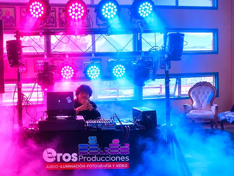 Sonido, iluminación y humo bajo para la pista de baile