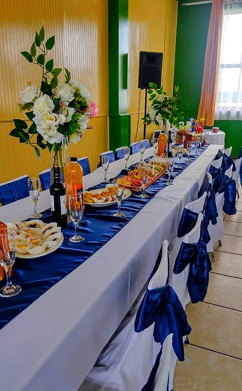 Mesa decorada en azul y blanco