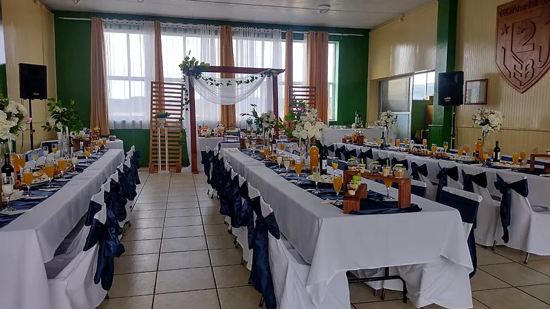 Arco floral y mesas de banquete